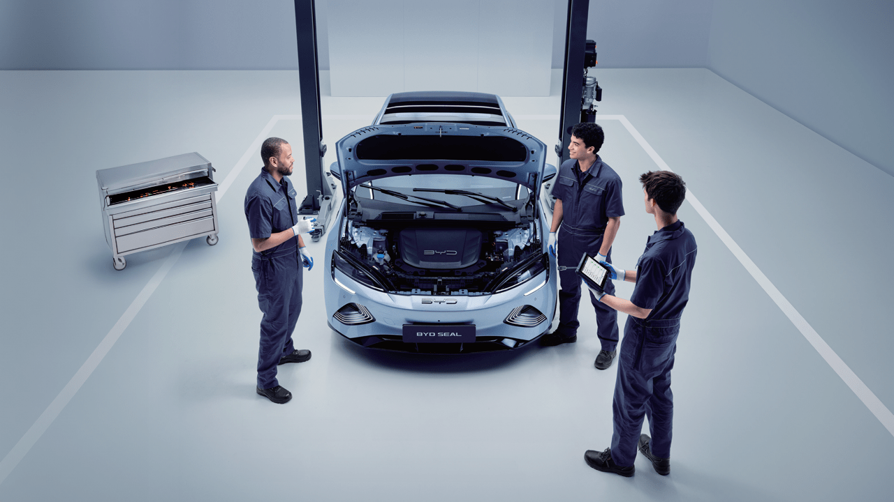 Mécaniciens BYD travaillant sur un moteur d'une BYD Seal
