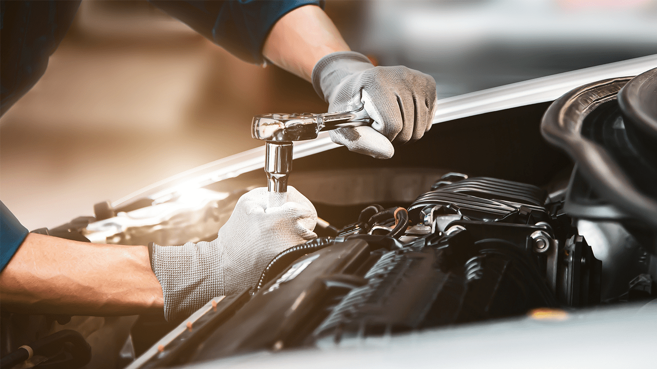 Mécanicien travaillant sur un moteur de voiture