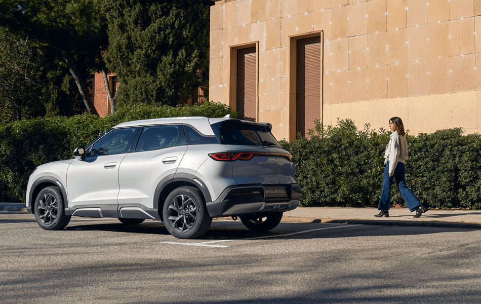 BYD Atto 2 branché à une station de recharge