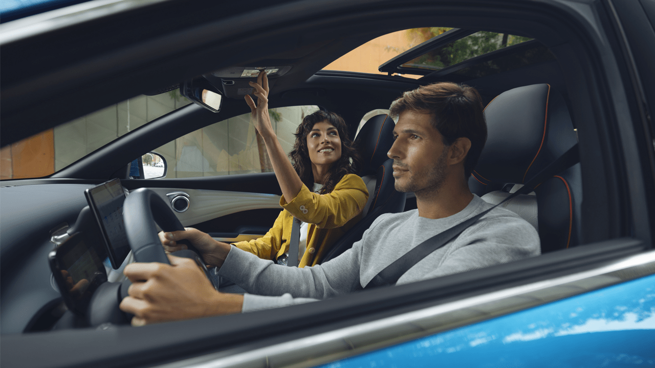 Couple assis dans une BYD Atto 3