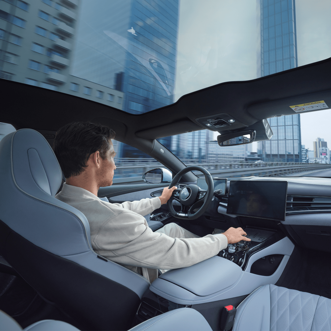 BYD Seal devant un immeuble