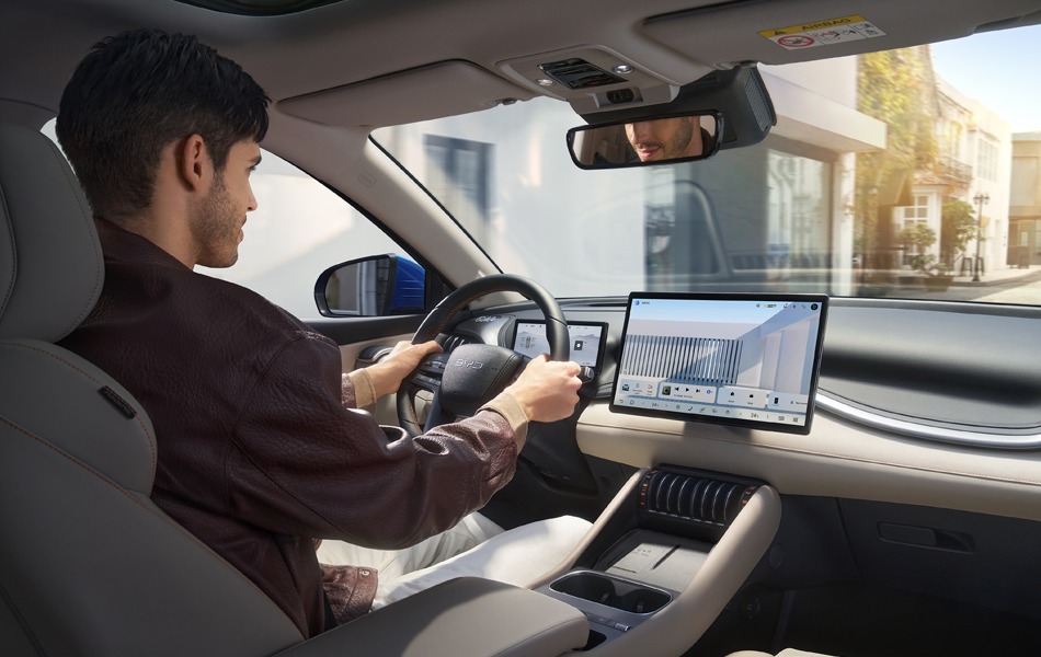Conducteur à bord de l'Atto 3 EVO