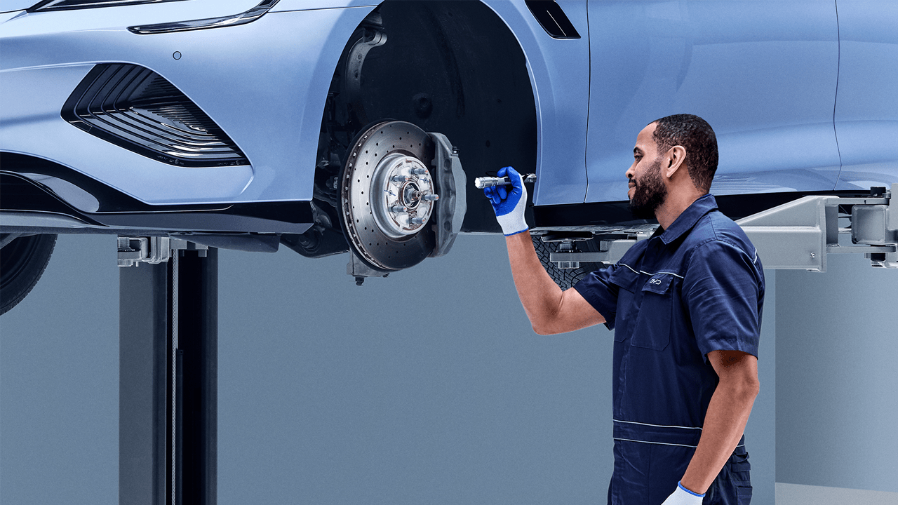 Mécanicien BYD contrôlant les plaquettes de frein d'une BYD Seal