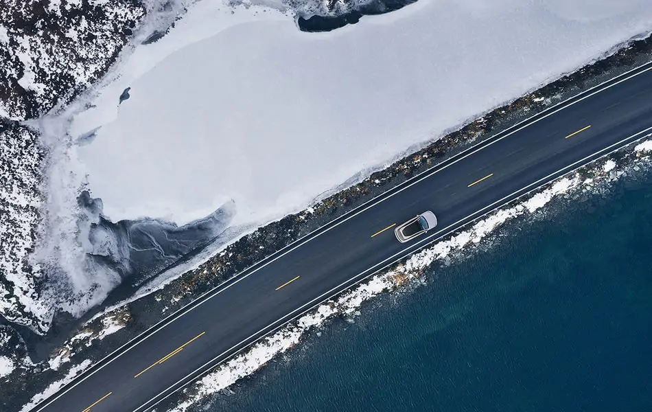 Voiture BYD sur route enneigée
