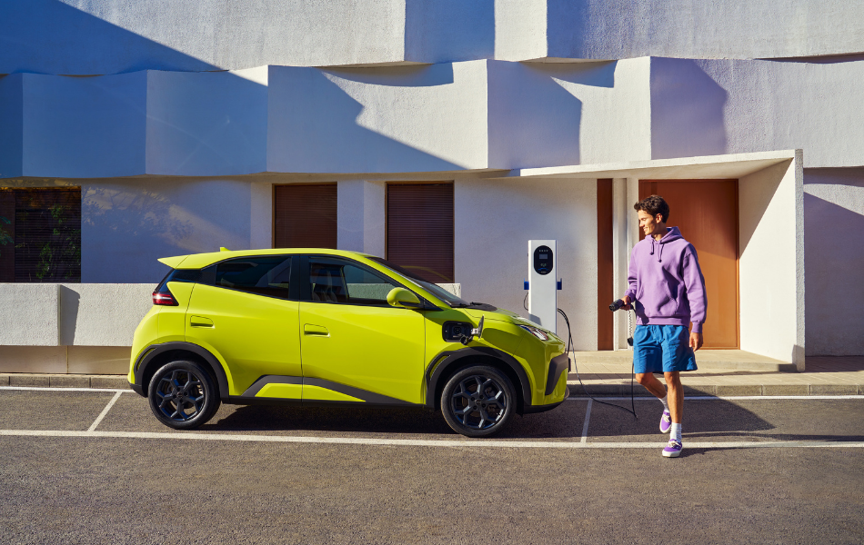 BYD Dolphin Surf branché à une station de recharge
