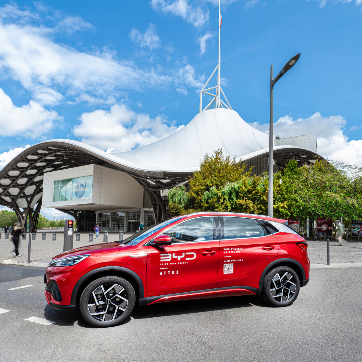 BYD ATTO 3 devant le centre pompidou de Metz
