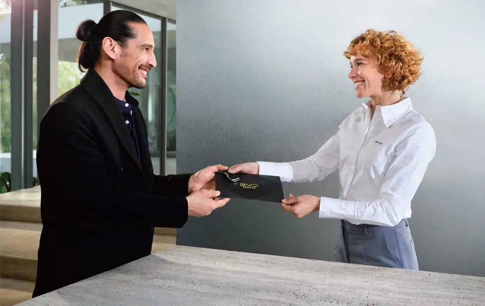 Conseiller BYD avec son client