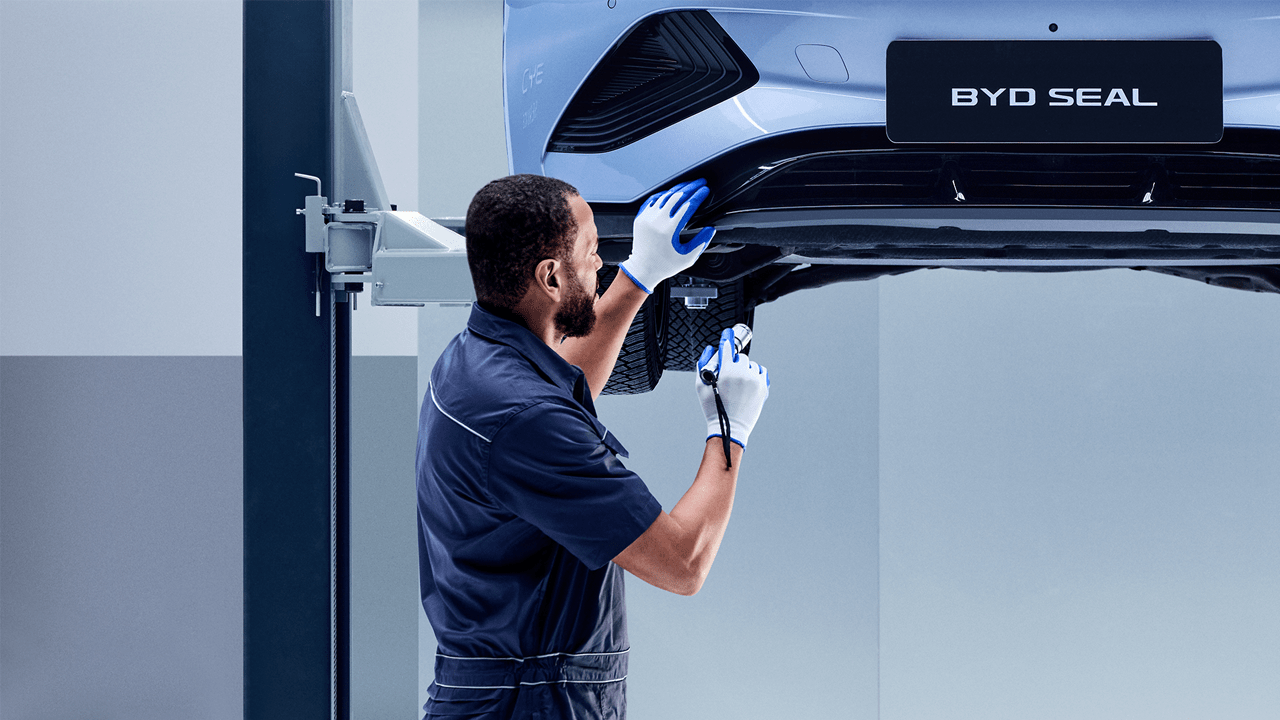 Contrôle chassis d'un BYD Seal par un mécanicien BYD