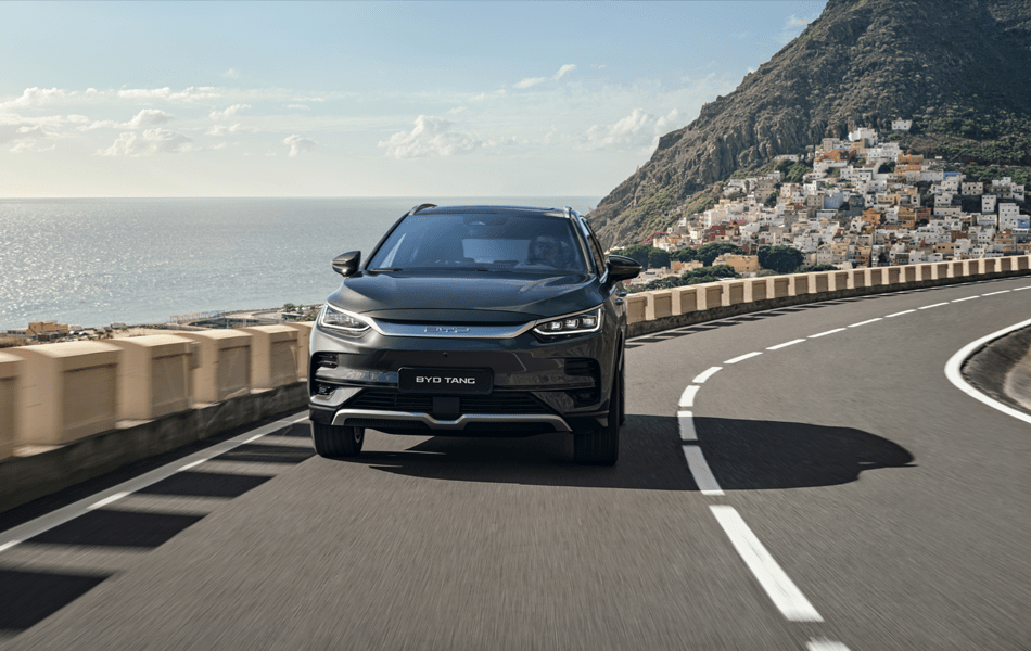 BYD Tang 2024 sur une route