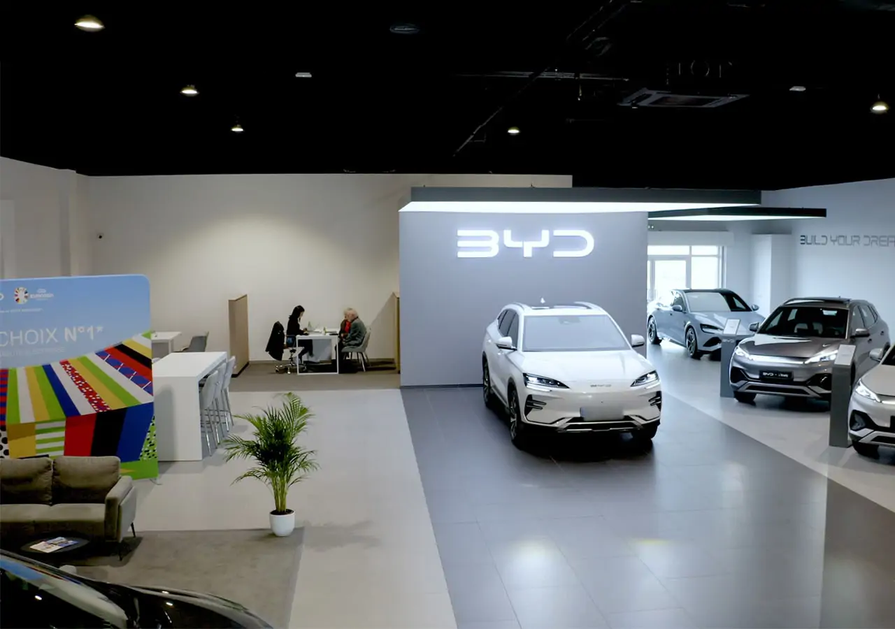 Intérieur de la concession BYD Kroely