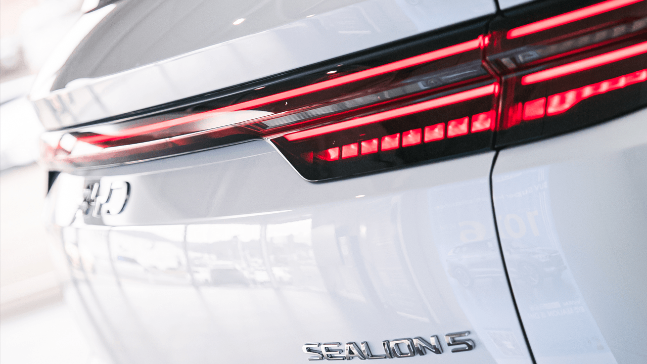Signature lumineuse du BYD Sealion 5