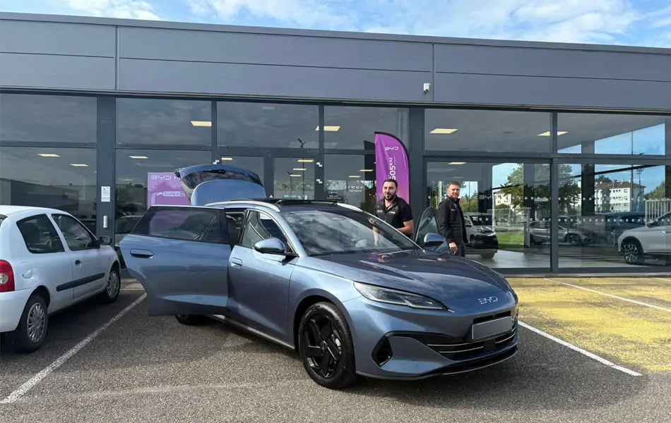 Equipe BYD aux côtés de la nouvelle BYD Seal 6